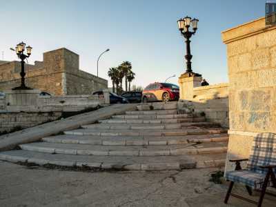 Prima di accedervi per�, scendiamo attraverso un�ampia scala su una banchina affacciata sull�ansa